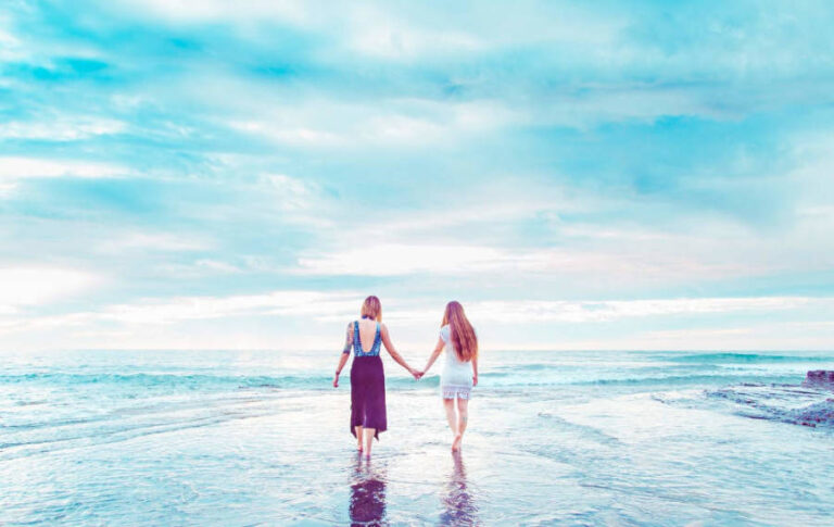 zwei Frauen laufen ins Meer