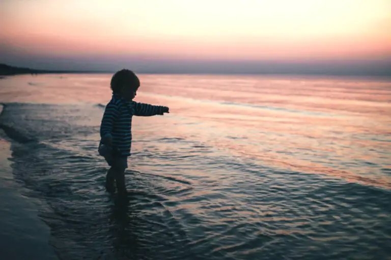Kind läuft ins Meer, vielleicht hat es einen Meerjungfrau Namen