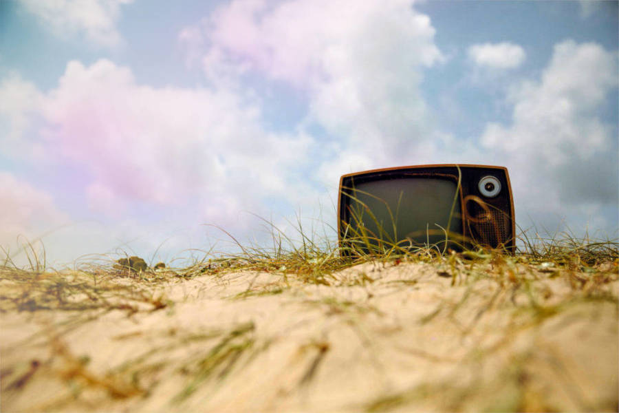 Fernseher in den Dünen - vielleicht um Meerjungfrauen Serien anzuschauen